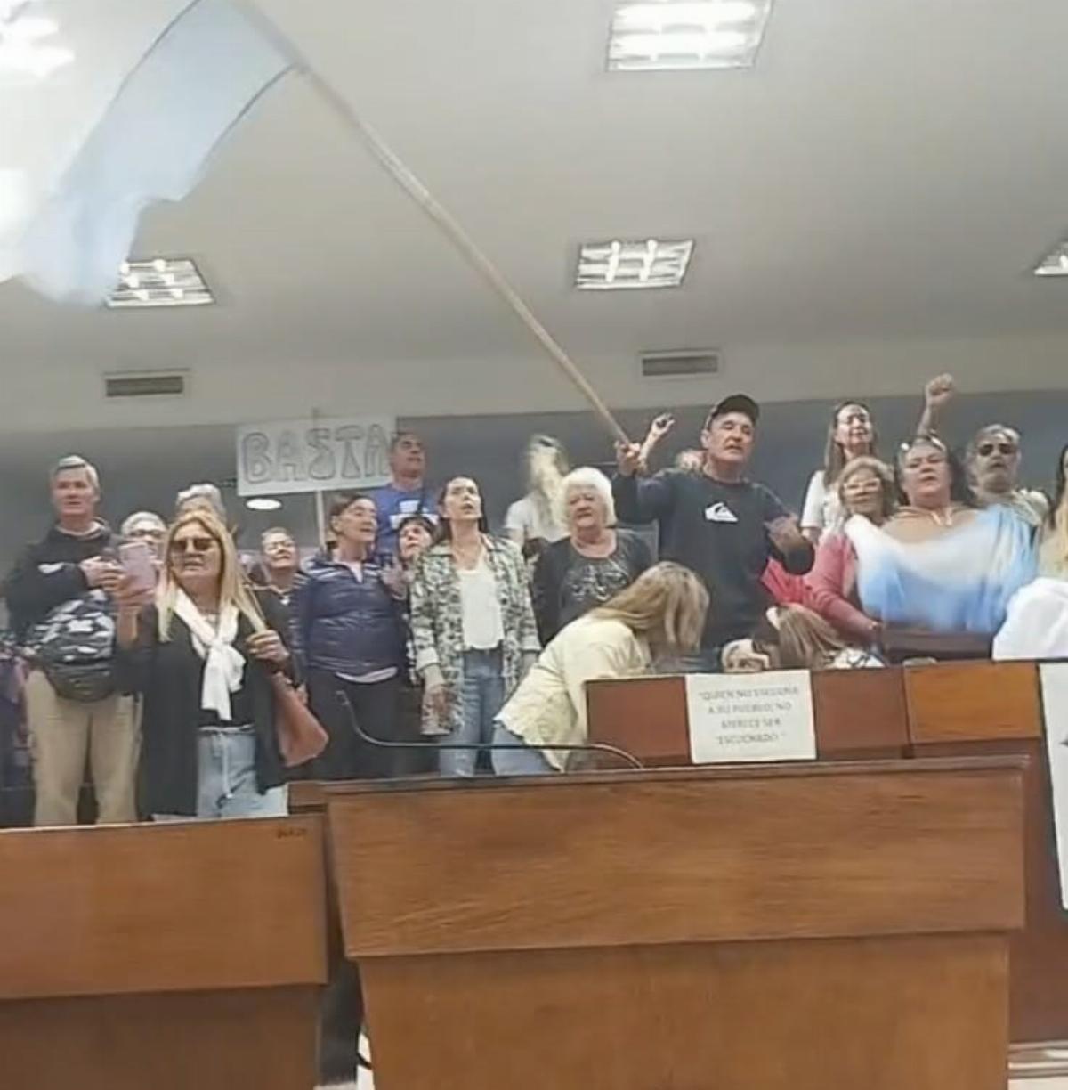 Masiva protesta en el Concejo Deliberante por la ola de inseguridad en Miramar