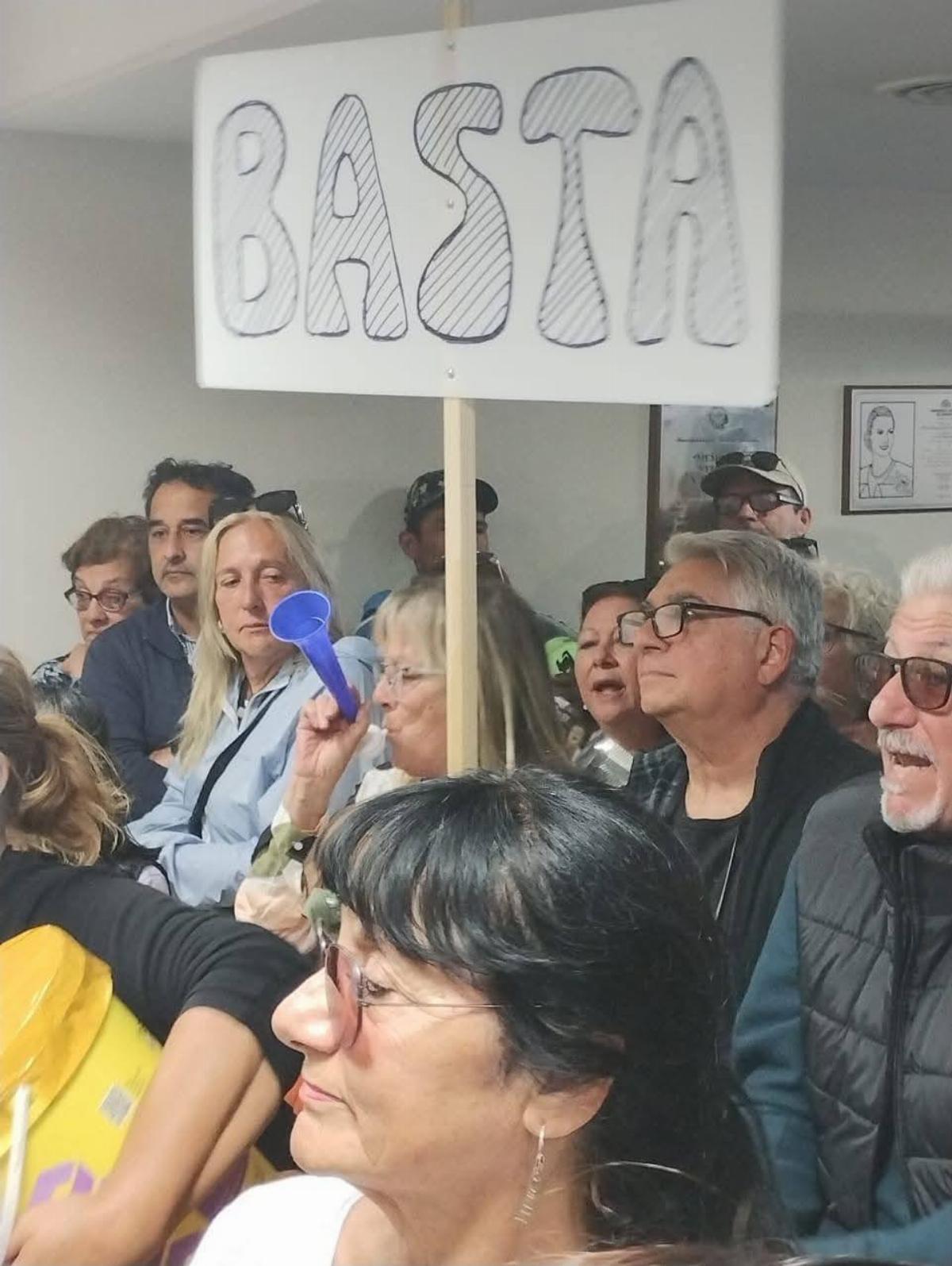 Masiva protesta en el Concejo Deliberante por la ola de inseguridad en Miramar