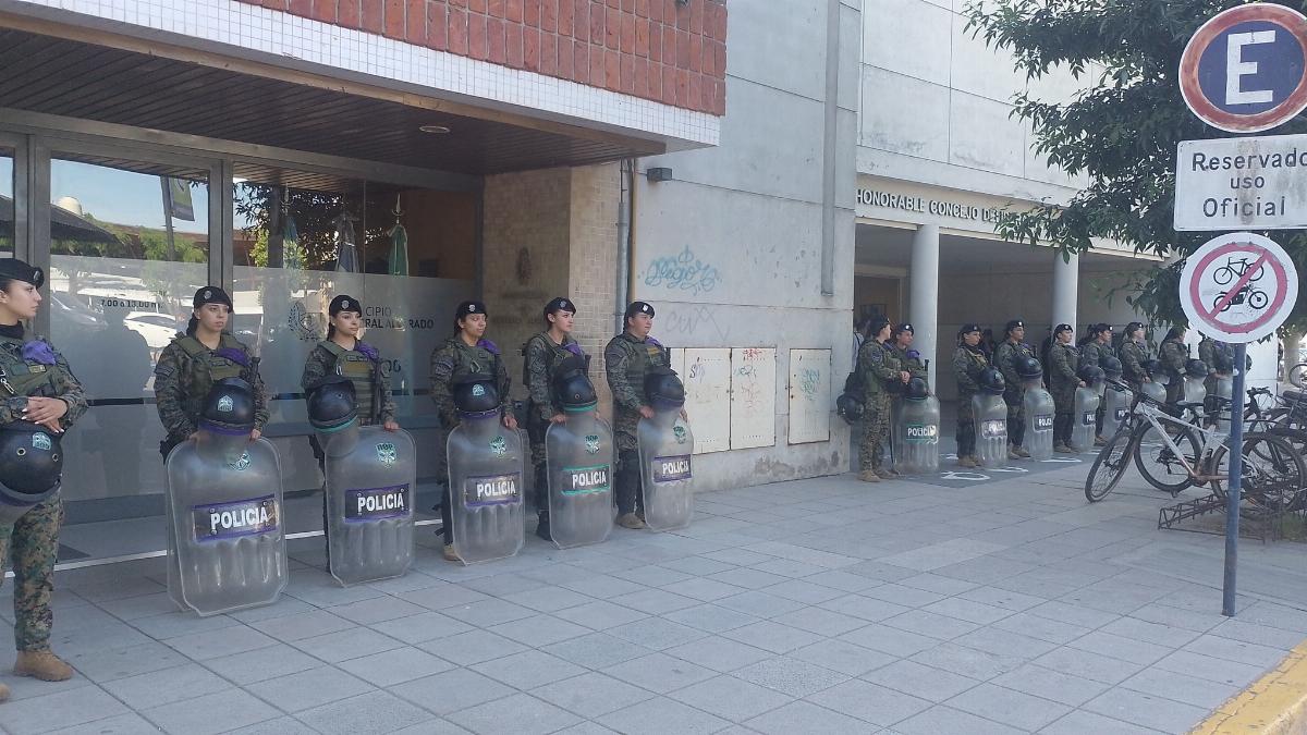 General Alvarado: sin quórum, con el Concejo vallado y vecinos afuera, la sesión clave se frustró en medio de la crisis de seguridad