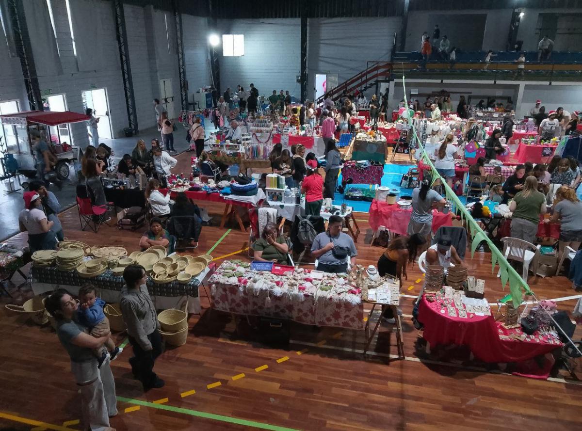 Gran convocatoria en la Feria Navideña de Emprendedores en el Polideportivo Municipal