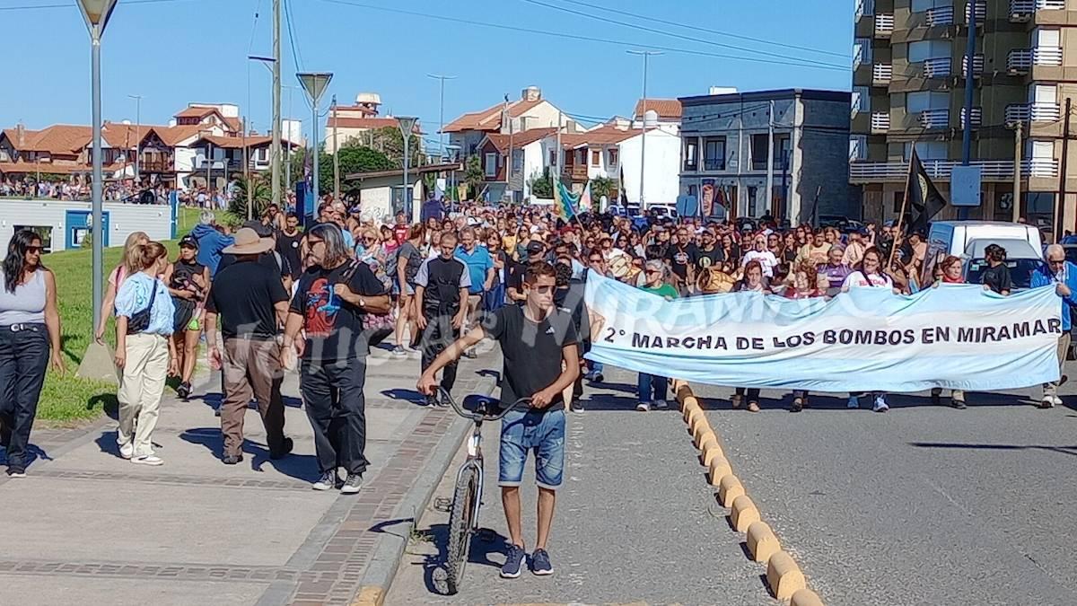 Fue una verdadera fiesta la 2ª Marcha de los Bombos en el Mar
